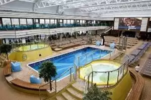 Piscine avec verrière et écrant géant