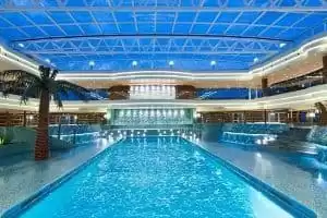 Piscine avec toit rétractable