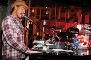 Entertainment - Howl At The Moon