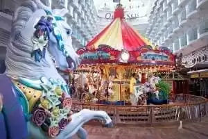 Carrousel taillé à la main