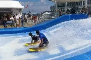 Deux simulateurs de surf FlowRider®