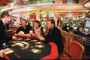 Casino Royale® de 583 m2 aux couleurs de Las Vegas, avec 162 machines à sous et 11 tables de jeu